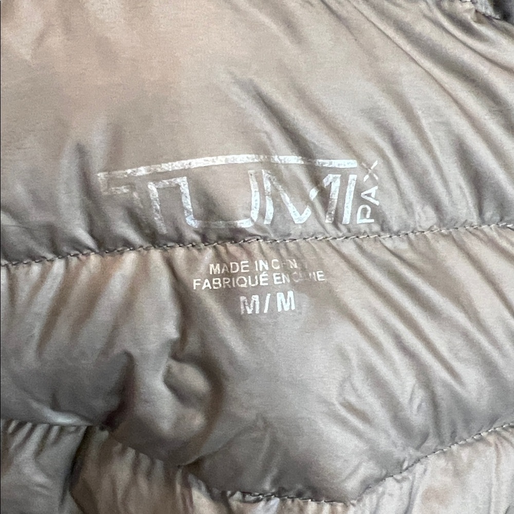 TUMI Pax Black Neck Pillow Puffer Jacket Size M - Picture 8 of 14